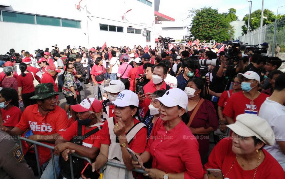 Trong l&uacute;c n&agrave;y, h&agrave;ng ngh&igrave;n người ủng hộ mặc &aacute;o đỏ đ&atilde; c&oacute; mặt tại s&acirc;n bay để ch&agrave;o đ&oacute;n cựu Thủ tướng Thaksin.