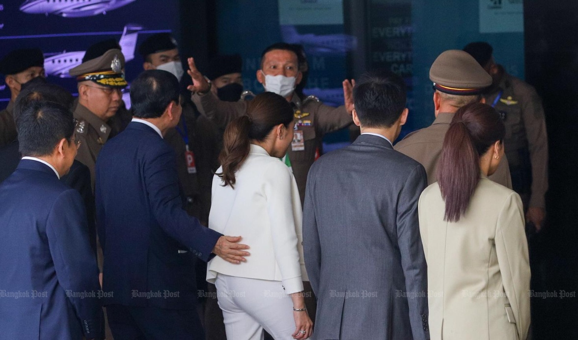 Tiếp đ&oacute;, &ocirc;ng được &aacute;p giải đến Ban H&igrave;nh sự d&agrave;nh cho người nắm giữ chức vụ ch&iacute;nh trị của T&ograve;a &aacute;n Tối cao, để x&aacute;c nhận danh t&iacute;nh theo lệnh truy n&atilde; của t&ograve;a &aacute;n.
Theo b&aacute;o The Nation, T&ograve;a &aacute;n Tối cao Th&aacute;i Lan đ&atilde; tuy&ecirc;n &aacute;n &ocirc;ng Thaksin 8 năm t&ugrave; giam, li&ecirc;n quan đến 3 tội danh: lạm quyền, ra lệnh bất hợp ph&aacute;p cho một ng&acirc;n h&agrave;ng ph&aacute;t h&agrave;nh khoản vay nước ngo&agrave;i v&agrave; nắm giữ cổ phần tr&aacute;i ph&eacute;p th&ocirc;ng qua người ủy nhiệm.