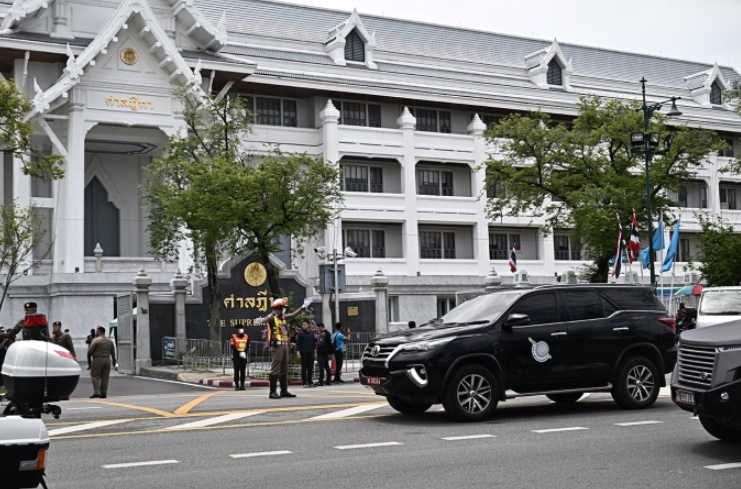 Trưa c&ugrave;ng ng&agrave;y, &ocirc;ng Thaksin được giao cho Cục Cải huấn v&agrave; chuyển đến nh&agrave; t&ugrave; Remand Bangkok. Tại đ&acirc;y, &ocirc;ng sẽ bị giam giữ trong khi chờ c&aacute;c thủ tục ph&aacute;p l&yacute; tiếp theo. Trong ảnh l&agrave; xe cảnh s&aacute;t chở &ocirc;ng Thaksin rời T&ograve;a &aacute;n Tối cao ở Bangkok, Th&aacute;i Lan.