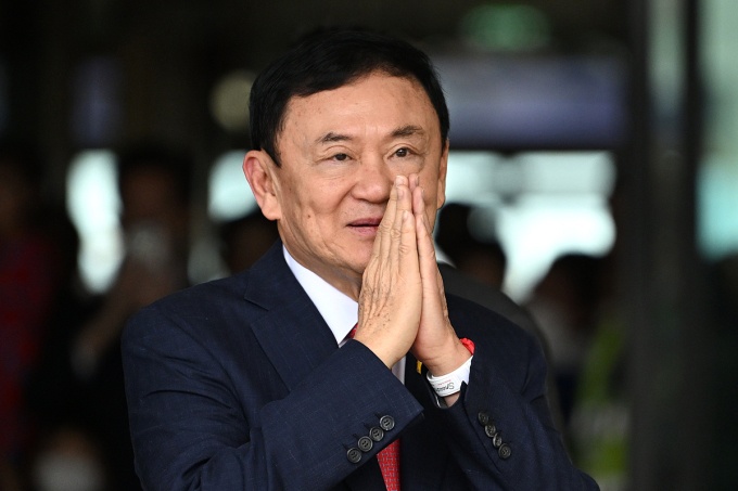 &Ocirc;ng Thaksin giữ chức thủ tướng Th&aacute;i Lan từ năm 2001 nhưng bị lật đổ trong cuộc đảo ch&iacute;nh qu&acirc;n sự năm 2006. Sau đ&oacute;, &ocirc;ng rời đất nước, sống lưu vong từ năm 2008 để tr&aacute;nh phải ngồi t&ugrave;. Mặt kh&aacute;c, &ocirc;ng Thaksin b&aacute;c bỏ những c&aacute;o buộc n&agrave;y, cho rằng đ&acirc;y l&agrave; động cơ ch&iacute;nh trị.