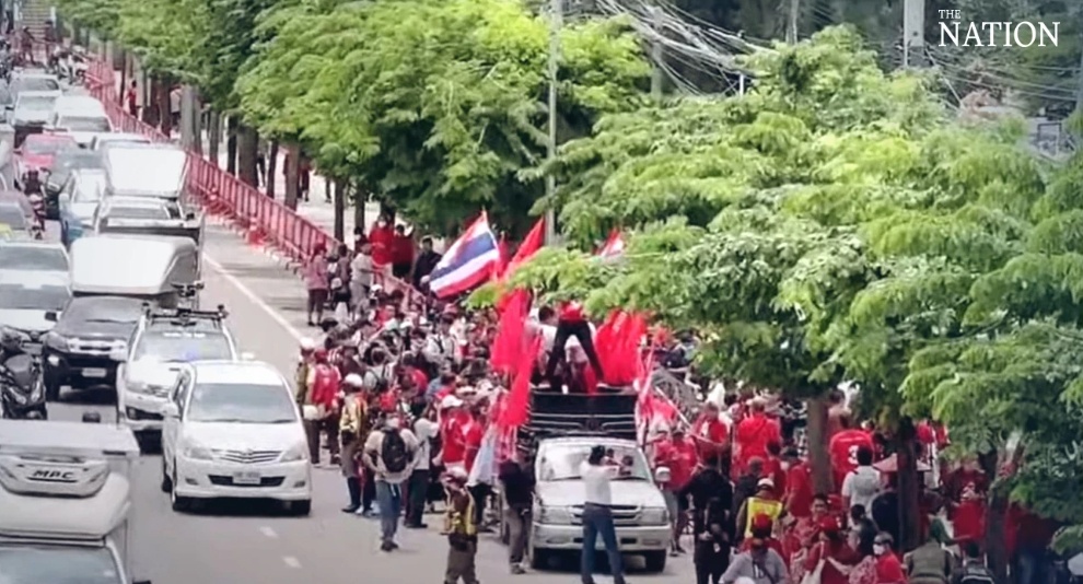 B&ecirc;n ngo&agrave;i nh&agrave; t&ugrave; Remand Bangkok, cũng c&oacute; rất đ&ocirc;ng người ủng hộ mặc &aacute;o đỏ, chờ đợi &ocirc;ng Thaksin.