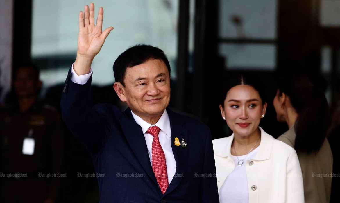 M&aacute;y bay ri&ecirc;ng của &ocirc;ng hạ c&aacute;nh xuống s&acirc;n bay Don Mueang, thủ đ&ocirc; Bangkok v&agrave;o khoảng 9 giờ s&aacute;ng theo giờ địa phương.