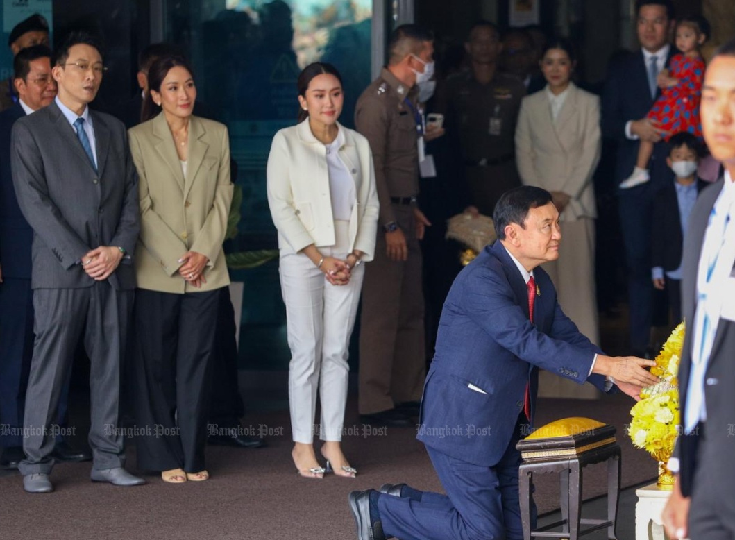 Sau đ&oacute;, &ocirc;ng l&agrave;m lễ, b&agrave;y tỏ l&ograve;ng k&iacute;nh trọng trước ảnh ch&acirc;n dung của Nh&agrave; vua v&agrave; Ho&agrave;ng hậu Th&aacute;i Lan, được đặt ngay trước cửa v&agrave;o nh&agrave; ga.