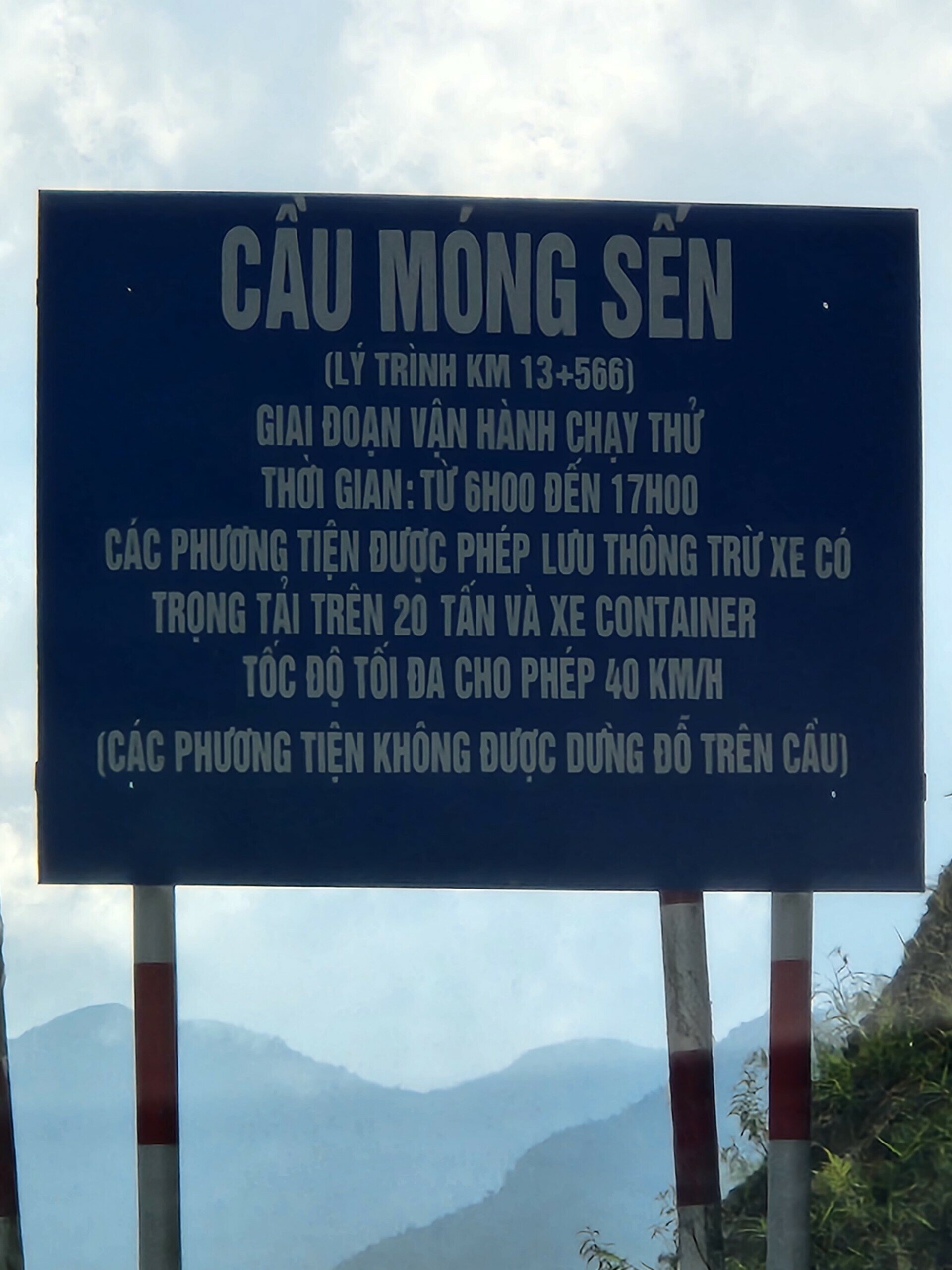 Do trong qu&aacute; tr&igrave;nh vận h&agrave;nh chạy thử c&oacute; thể phải điều chỉnh cho ph&ugrave; hợp với thực tế, y&ecirc;u cầu c&aacute;c phương tiện giao th&ocirc;ng lưu th&ocirc;ng tr&ecirc;n tuyến tu&acirc;n thủ tuyệt đối nội dung biển chỉ dẫn.
