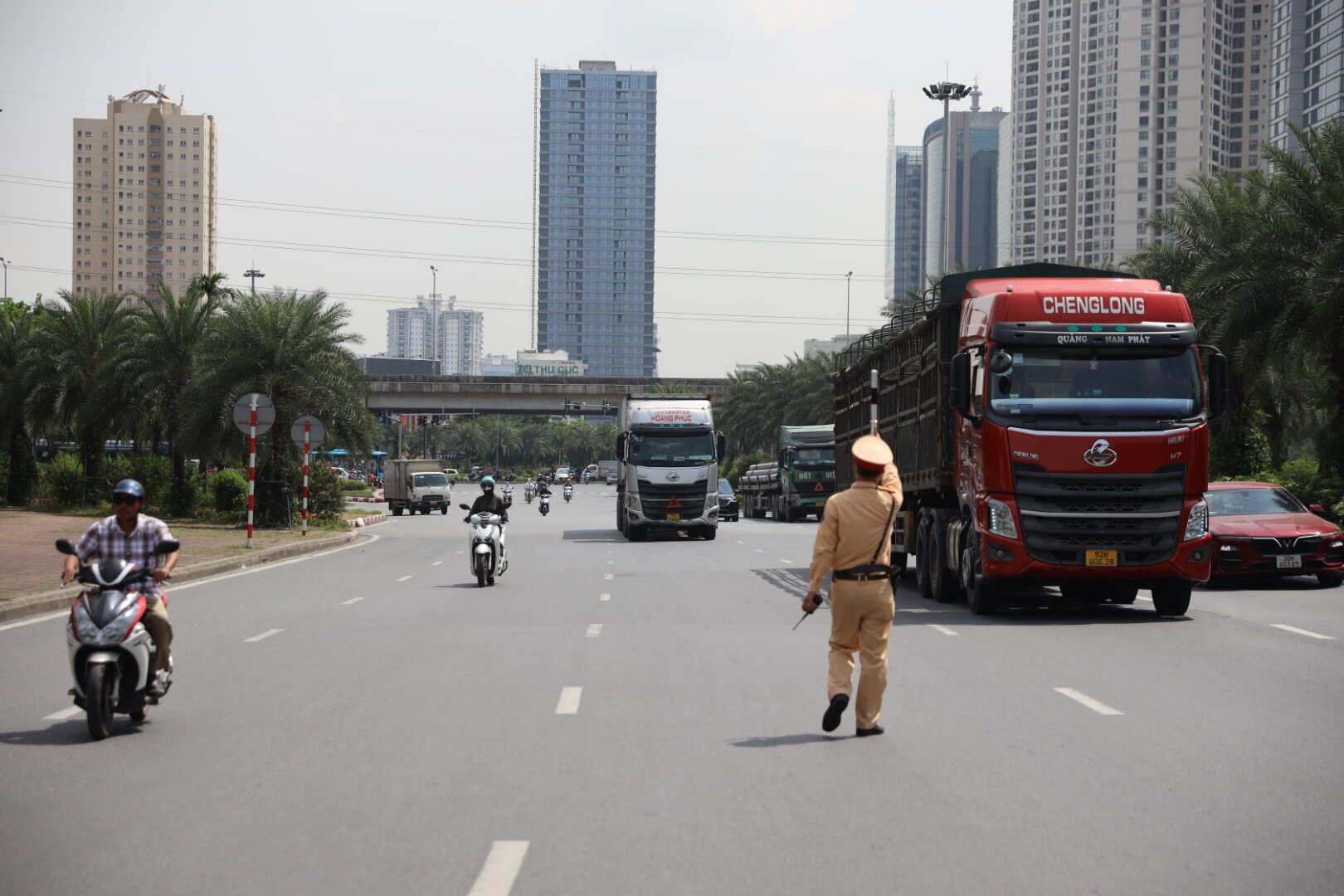 Thực hiện kế hoạch tổng kiểm so&aacute;t xe kh&aacute;ch, xe container của Bộ C&ocirc;ng an, s&aacute;ng nay (23/8), Đội CSGT đường bộ số 6 (C&ocirc;ng an TP H&agrave; Nội) đ&atilde; triển khai kiểm tra nồng độ cồn, ma t&uacute;y với t&agrave;i xế tại Đại lộ Thăng Long.