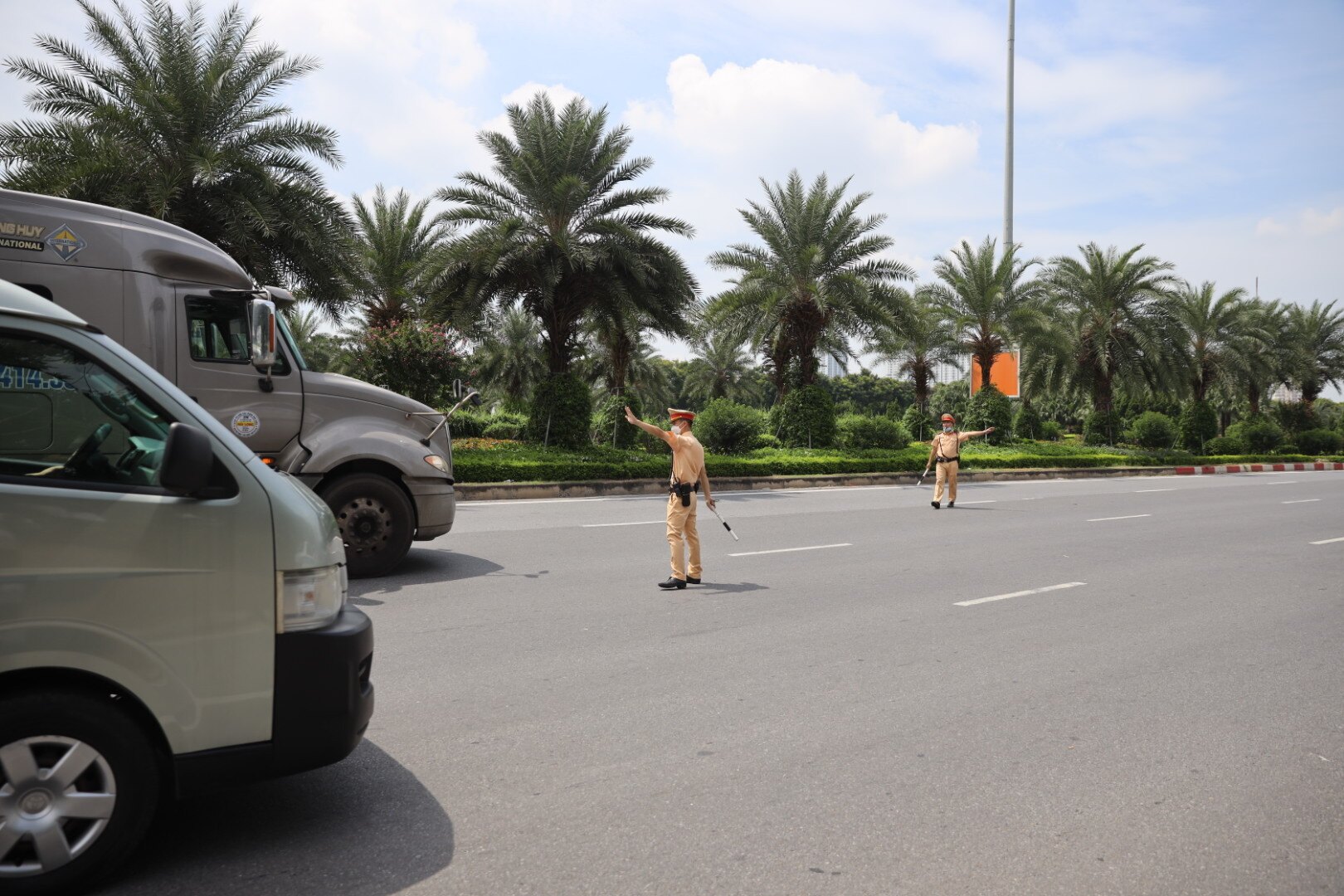 Thiếu t&aacute; Trần Quang Chinh, Ph&oacute; đội trưởng Đội CSGT đường bộ số 6  cho biết, Đại lộ Thăng Long l&agrave; tuyến nối trung t&acirc;m H&agrave; Nội với c&aacute;c huyện Thạch Thất, Quốc Oai, Sơn T&acirc;y đi H&ograve;a B&igrave;nh, Ph&uacute; Thọ, từ đ&oacute; đi c&aacute;c tỉnh ph&iacute;a Bắc n&ecirc;n tập trung nhiều xe container qua lại.