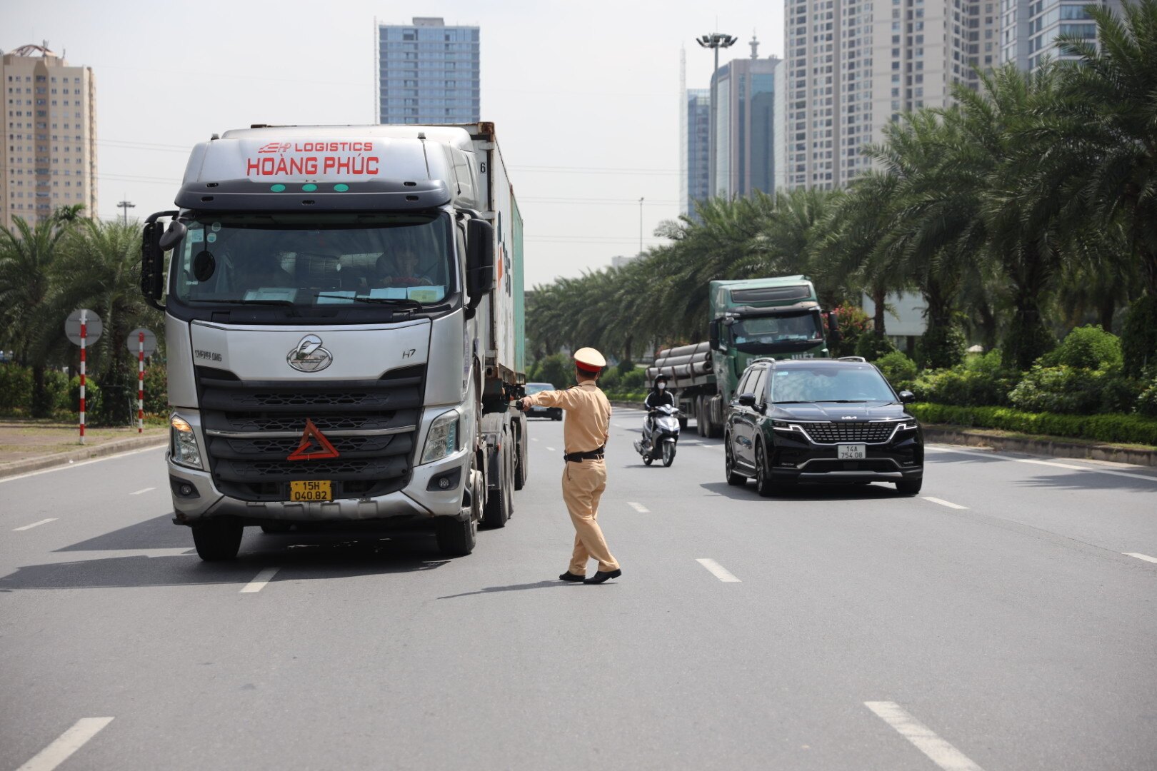 "Đơn vị đ&atilde; cử c&aacute;n bộ, chiến sĩ thực hiện điều tra cơ bản, nắm t&igrave;nh h&igrave;nh để thiết lập chốt kiểm tra nồng độ cồn, chất ma t&uacute;y tại ngay điểm ra v&agrave;o tuyến nhằm sớm ph&aacute;t hiện vi phạm. B&ecirc;n cạnh việc lập chốt tại địa điểm cố định, đơn vị sẽ lập c&aacute;c tổ tuần tra lưu động v&agrave; h&oacute;a trang để ph&aacute;t hiện, kiểm tra c&aacute;c xe c&oacute; dấu hiệu chở qu&aacute; tải, cơi nới th&agrave;nh th&ugrave;ng", &ocirc;ng Chinh n&oacute;i.