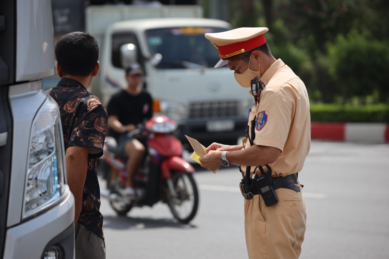 Ghi nhận của PV B&aacute;o Giao th&ocirc;ng, gần như tất cả xe container chạy tr&ecirc;n tuyến đường n&agrave;y đều được tổ c&ocirc;ng t&aacute;c y&ecirc;u cầu dừng xe để kiểm tra c&aacute;c loại giấy tờ li&ecirc;n quan đến người l&aacute;i, phương tiện v&agrave; h&agrave;ng h&oacute;a tr&ecirc;n xe.