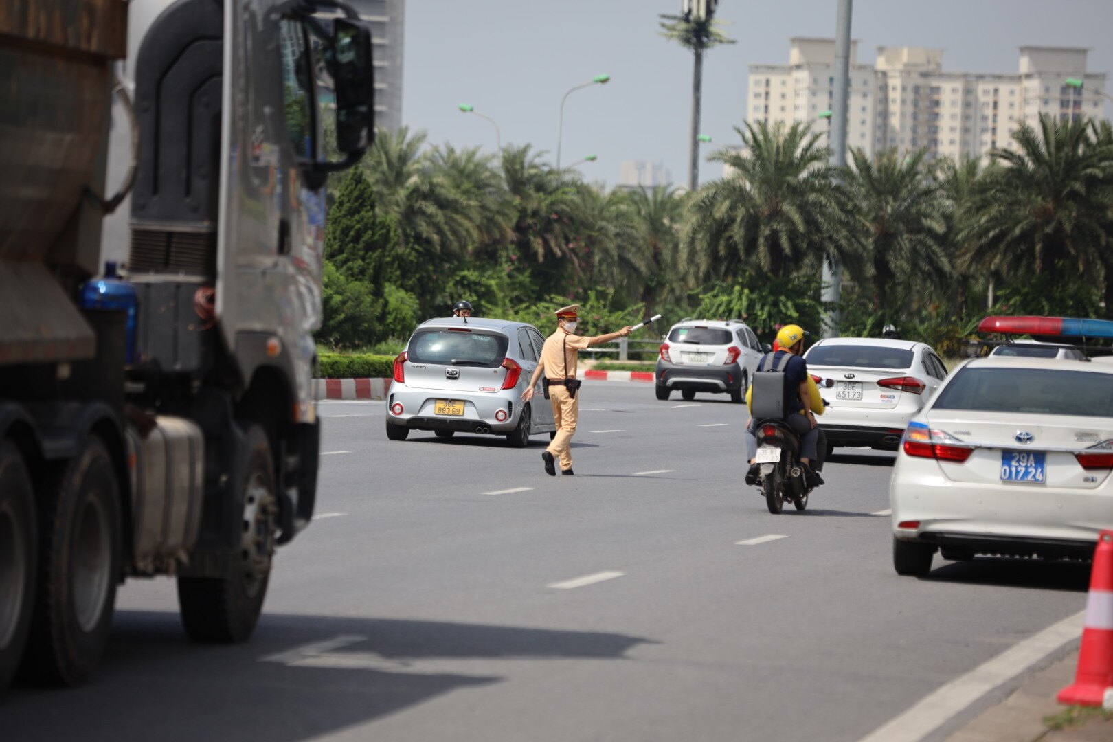 Theo c&ocirc;ng văn đảm bảo trật tự ATGT vừa ban h&agrave;nh, UBND TP H&agrave; Nội chỉ đạo c&ocirc;ng an th&agrave;nh phố tiếp tục triển khai c&oacute; hiệu quả kế hoạch tổng kiểm so&aacute;t xe kh&aacute;ch v&agrave; xe container xuy&ecirc;n suốt kỳ nghỉ lễ 2/9.