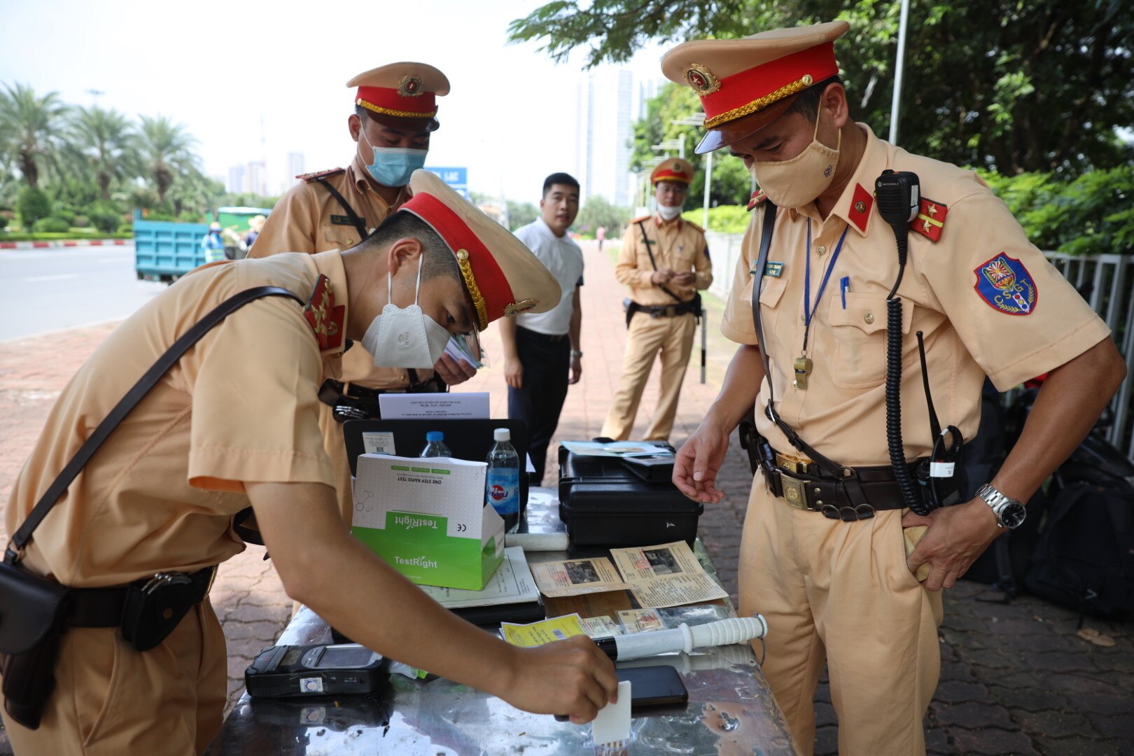 Trong cả buổi s&aacute;ng, tổ c&ocirc;ng t&aacute;c đ&atilde; tiến h&agrave;nh kiểm tra khoảng 100 xe container, tuy nhi&ecirc;n kh&ocirc;ng ph&aacute;t hiện t&agrave;i xế n&agrave;o vi phạm nồng độ cồn v&agrave;  ma t&uacute;y.