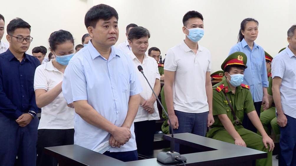 Ngo&agrave;i vụ &aacute;n thứ tư n&agrave;y, &ocirc;ng Nguyễn Đức Chung đang chấp h&agrave;nh bản &aacute;n 12 năm t&ugrave; sau ba phi&ecirc;n t&ograve;a ph&uacute;c thẩm của ba vụ &aacute;n trước đ&oacute;.