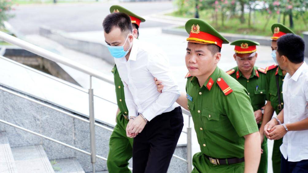 14 bị c&aacute;o c&ograve;n lại c&ugrave;ng hầu t&ograve;a về bốn tội danh gồm: Bu&ocirc;n lậu; vi phạm quy định về quản l&yacute; sử dụng t&agrave;i sản Nh&agrave; nước g&acirc;y thất tho&aacute;t l&atilde;ng ph&iacute;; in, ph&aacute;t h&agrave;nh, mua b&aacute;n tr&aacute;i ph&eacute;p h&oacute;a đơn, chứng từ thu nộp ng&acirc;n s&aacute;ch Nh&agrave; nước v&agrave; thiếu tr&aacute;ch nhiệm g&acirc;y hậu quả nghi&ecirc;m trọng.