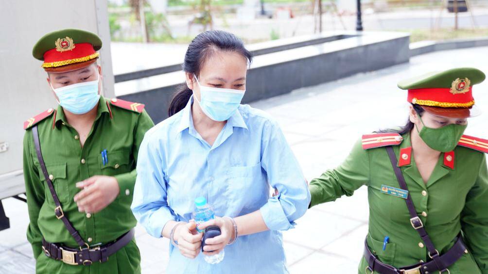 Trong ảnh l&agrave; bị c&aacute;o B&ugrave;i Phương Thảo (cựu Kế to&aacute;n trưởng C&ocirc;ng ty TNHH MTV C&ocirc;ng vi&ecirc;n c&acirc;y xanh H&agrave; Nội), bị c&aacute;o buộc tội danh vi phạm quy định về quản l&yacute;, sử dụng t&agrave;i sản Nh&agrave; nước g&acirc;y thất tho&aacute;t l&atilde;ng ph&iacute;.