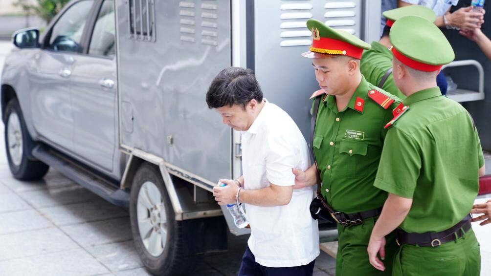 Theo c&aacute;o trạng, C&ocirc;ng ty Sinh Th&aacute;i Xanh đ&atilde; k&yacute; 6 hợp đồng với Ban Duy tu. Sau đ&oacute;, c&aacute;c bị c&aacute;o n&acirc;ng khống gi&aacute; c&acirc;y để thu lợi c&aacute; nh&acirc;n. Th&ocirc;ng qua c&aacute;c hợp đồng, c&aacute;c bị c&aacute;o g&acirc;y thiệt hại cho ng&acirc;n s&aacute;ch Nh&agrave; nước 34 tỷ đồng.