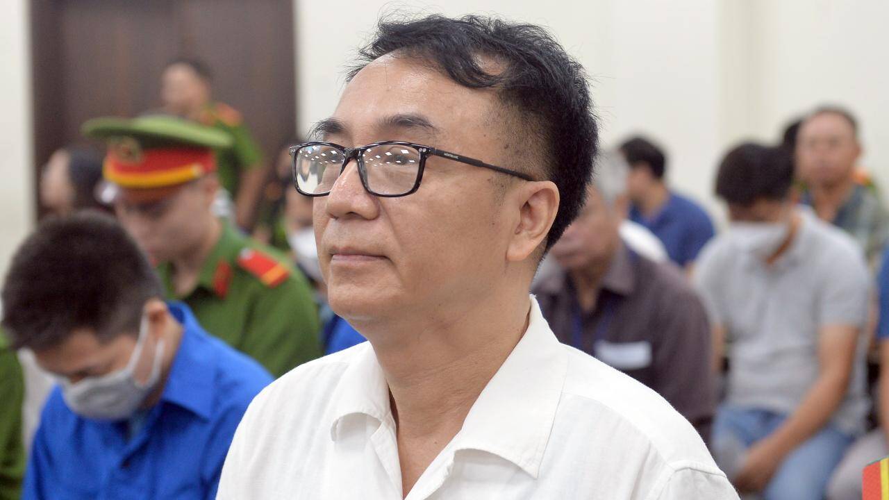 Cựu Cục ph&oacute; Quản l&yacute; thị trường Trần H&ugrave;ng lĩnh 9 năm t&ugrave; v&igrave; nhận hối lộ