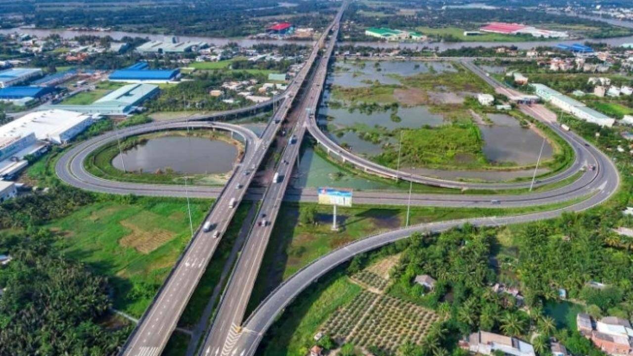V&igrave; sao chưa thể bố tr&iacute; vốn mở rộng gần 23km QL50 qua Long An?