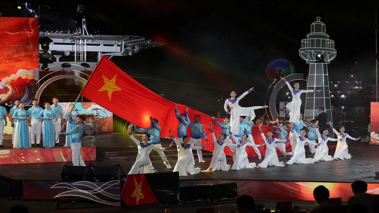 Nhiều cảm x&uacute;c tại chương tr&igrave;nh nghệ thuật 'Mạnh gi&agrave;u từ biển qu&ecirc; hương'