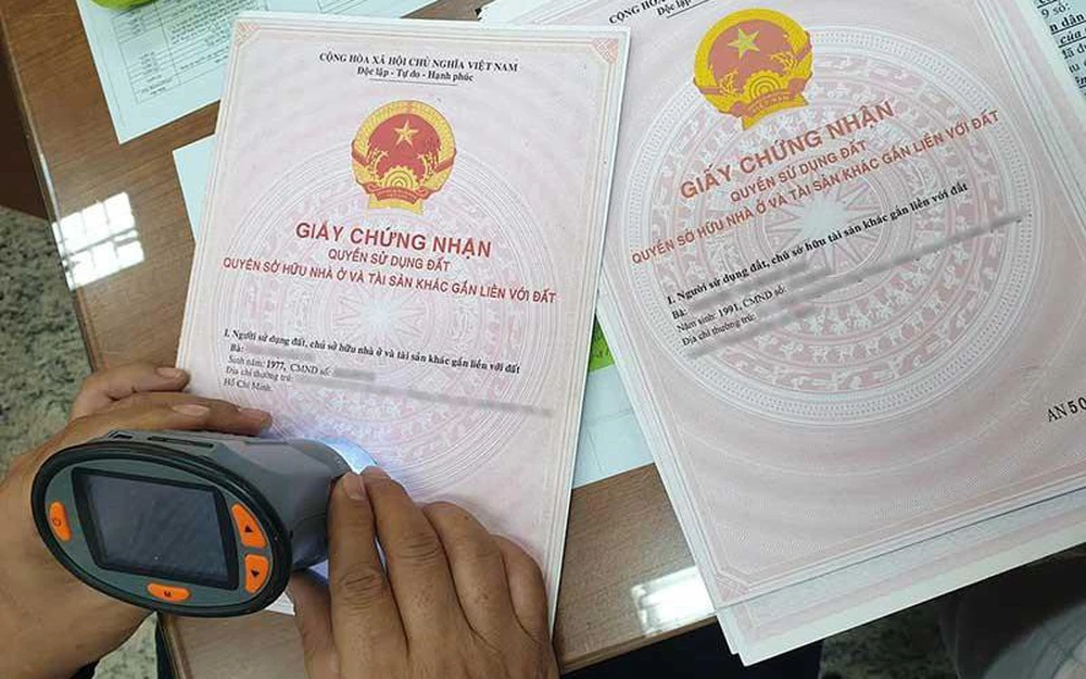 Bản tin BĐS 20/4: Xuất hiện sổ đỏ làm giả rất tinh vi ở Hà Nội, giống thật 90%