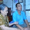Mẹ già còng lưng chăm con trai tật nguyền sau tai nạn