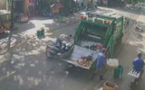 Ô tô đang dừng thu gom rác, bất ngờ xe máy tông mạnh từ phía sau