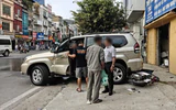 Tai nạn giao thông 21/10: Ô tô bất ngờ lùi trên phố ở Hà Nội, cuốn xe máy vào gầm