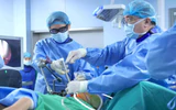 Lần đầu tiên tại Việt Nam phẫu thuật nắn chỉnh vẹo cột sống không ghép xương