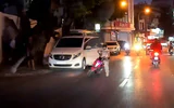 Ô tô mở cửa bất cẩn, đẩy ngã tài xế xe máy trước đầu xe ngược chiều