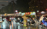 TP.HCM: Mưa lớn giờ tan tầm, nhiều tuyến đường ngập sâu, giao thông ùn ứ