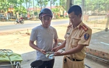 CSGT Lâm Đồng tìm trả lại iPhone và gần 30 triệu đồng cho người đánh rơi