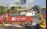 TP.HCM: Xe container chở sơn bị lật, tài xế may mắn thoát nạn