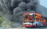 Lửa bao trùm xe khách đang chạy trên quốc lộ 1