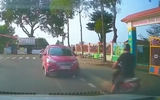 Đồng Nai: Bị phản ánh qua VNeTraffic, tài xế dừng xe trước cổng trường bị xử phạt