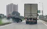 Chuyển làn ẩu, xe tải tông ô tô con xoay vòng trên cao tốc
