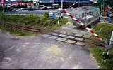 Tước bằng lái tài xế điều khiển xe tải vượt đường ngang khi đèn cảnh báo đã bật sáng