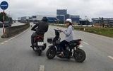 Xe máy điện bất ngờ cắt ngang đường bị ô tô húc văng