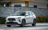 Doanh số xe xăng dầu sụt giảm, hybrid tăng vọt