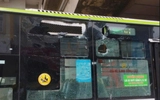 Hà Nội: Vữa từ ga metro rơi vỡ kính xe buýt nhanh BRT, may mắn không có thương vong