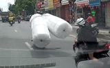 Xe máy chở hàng cồng kềnh vượt ẩu, quệt người phụ nữ ngã vào đầu ô tô