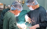 Bé trai 11 tuổi suýt mất chân vì tụ cầu vàng tấn công xương đùi