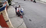 TP.HCM: Bắt 2 tên cướp giật điện thoại iPhone của cô gái trên đường phố