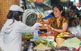 Chợ truyền thống nhộn nhịp trong ngày Tết Đoan Ngọ