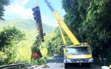 Lâm Đồng: Cứu hộ thành công xe container lao xuống vực, đèo Bảo Lộc thông xe trở lại