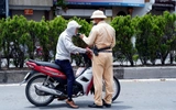 Uống bia giải nhiệt rồi lái xe, hàng trăm tài xế ở Hà Nội bị xử phạt