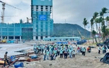 Bộ đội biên phòng và công nhân xây dựng thu gom rác làm sạch môi trường đảo Phú Quốc