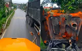 Vượt ẩu trước khúc cua, xe container bung nắp capo sau cú phanh gấp