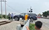 Xử lý nữ tài xế cố băng qua đường sắt ở Nghệ An khi gác chắn đã hạ