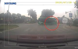 Lao như tên bắn qua đèn vàng, người đàn ông tông thẳng xe buýt