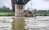 Phú Thọ: Kịp thời cứu hộ tàu mắc kẹt vào trụ cầu Việt Trì, 2 người được cứu thoát