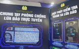 Người Hà Nội xếp hàng xem triển lãm 80 năm Ngày truyền thống lực lượng An ninh nhân dân