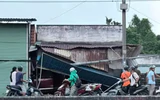 TP.HCM: Ô tô tông hai xe máy rồi lao vào nhà dân khiến hai người thương vong